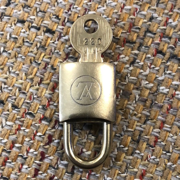 Vintage LV Louis Vuitton Padlock Lock & Key 220 - Picture 9 of 15